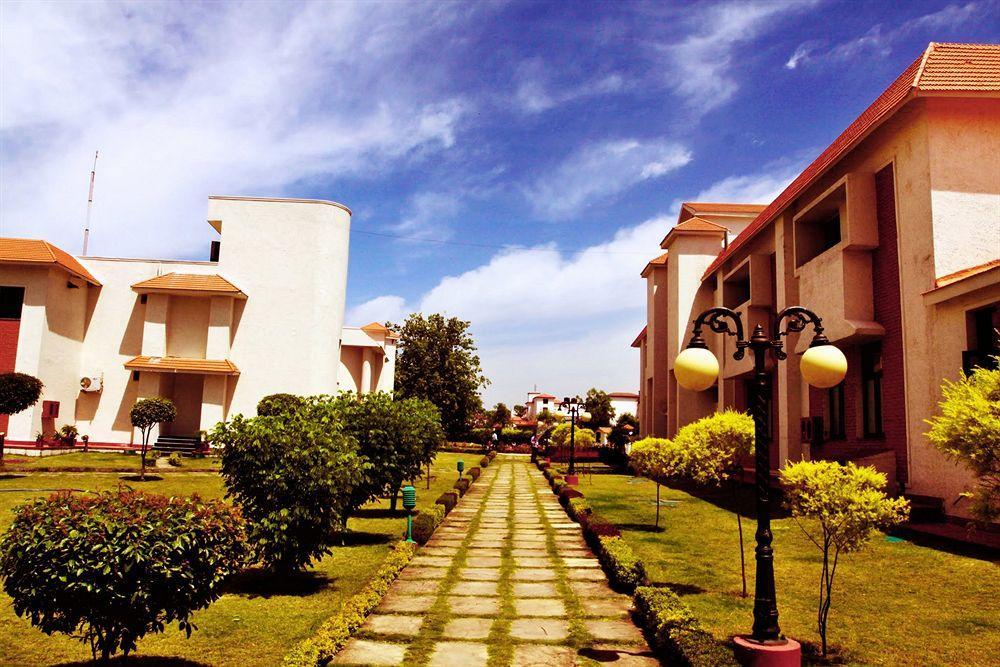 Naturoville Ayurvedic And Yoga Retreat Hotel Rishīkesh Buitenkant foto