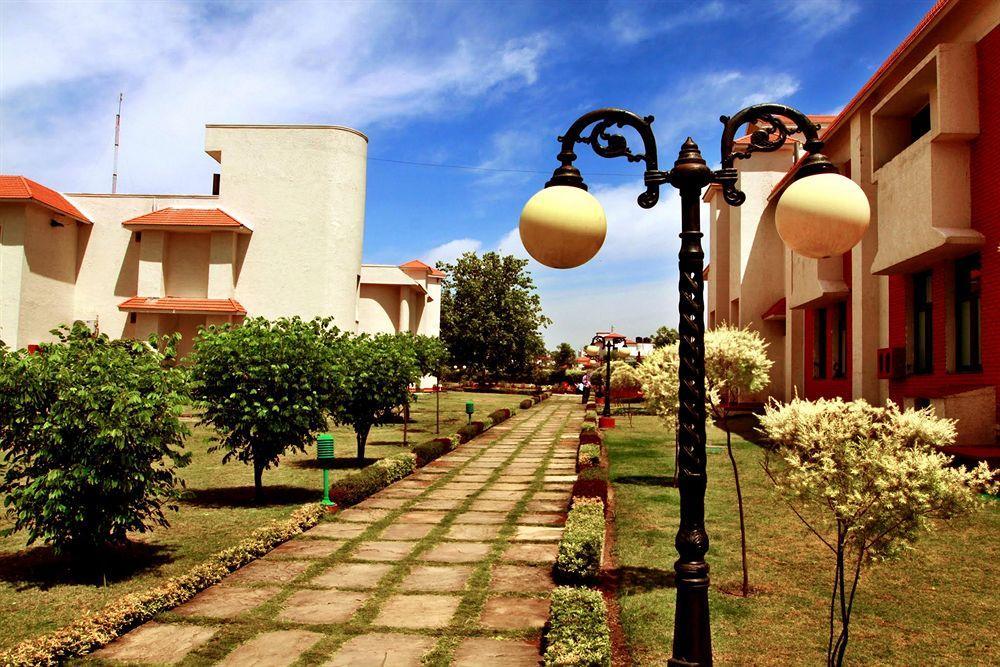 Naturoville Ayurvedic And Yoga Retreat Hotel Rishīkesh Buitenkant foto