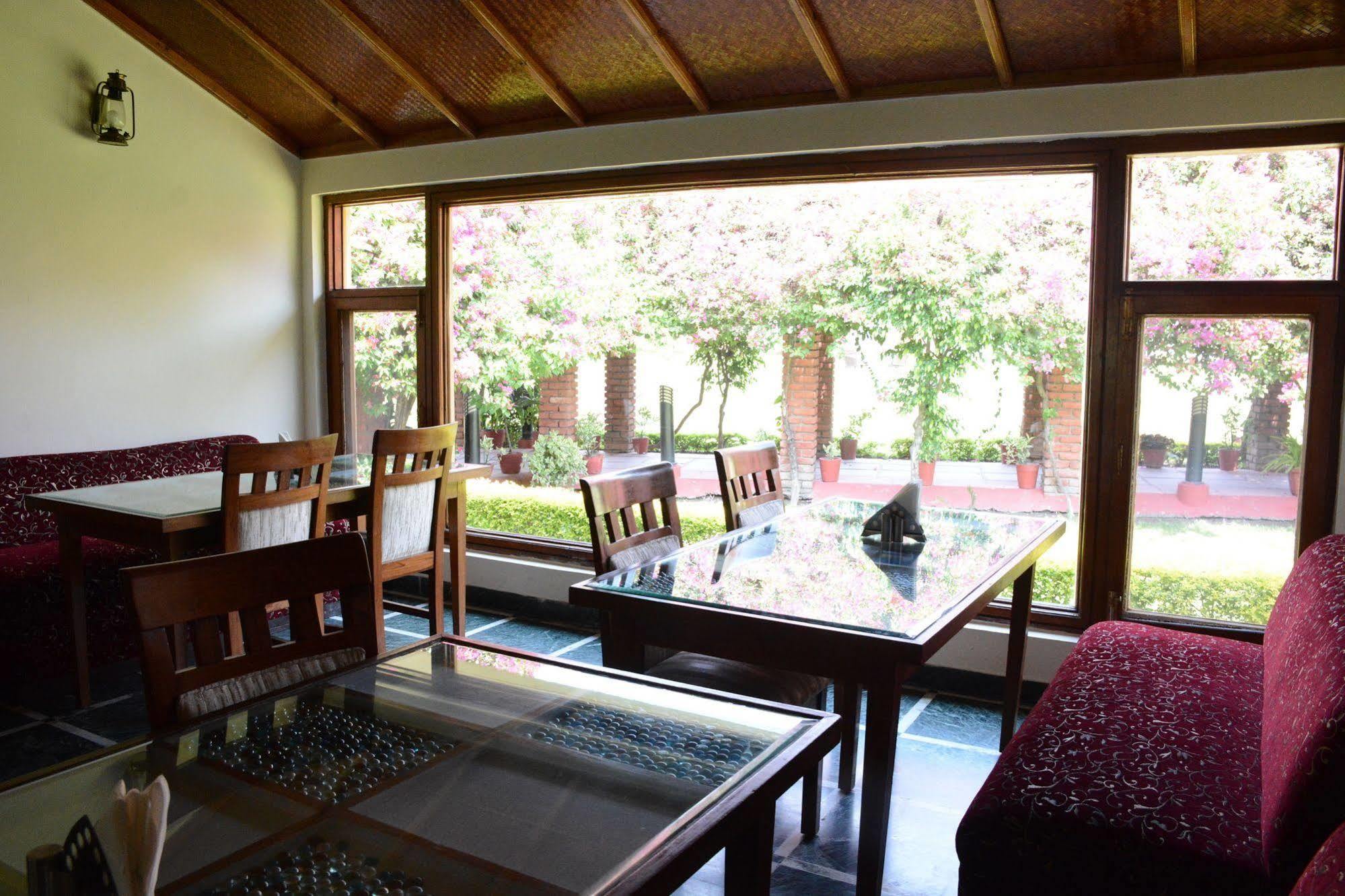 Naturoville Ayurvedic And Yoga Retreat Hotel Rishīkesh Buitenkant foto